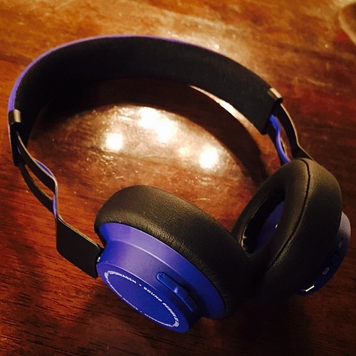 Прислали мне тут наушники Jabra Move. Те, что bluetooth. И знаете что, они в Яндекс.Маркет стоят меньше 5 тыщ, а бухают вполне себе. Вот только выглядят, как дар игрушечному зайцу.