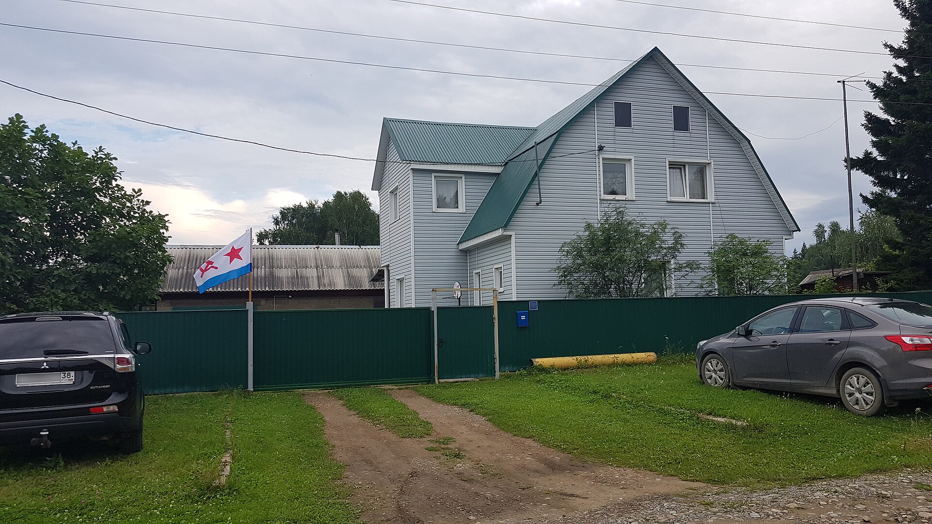 Private house in Novogrudinina (photo retouched: State registration number of the car and house address have been removed).