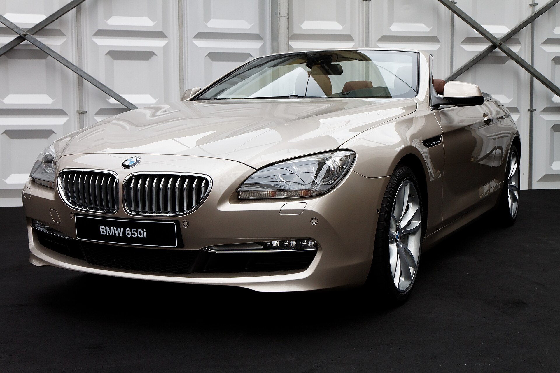 La BMW 650i exposée devant le dôme des Invalides lors du festival automobile international 2011.