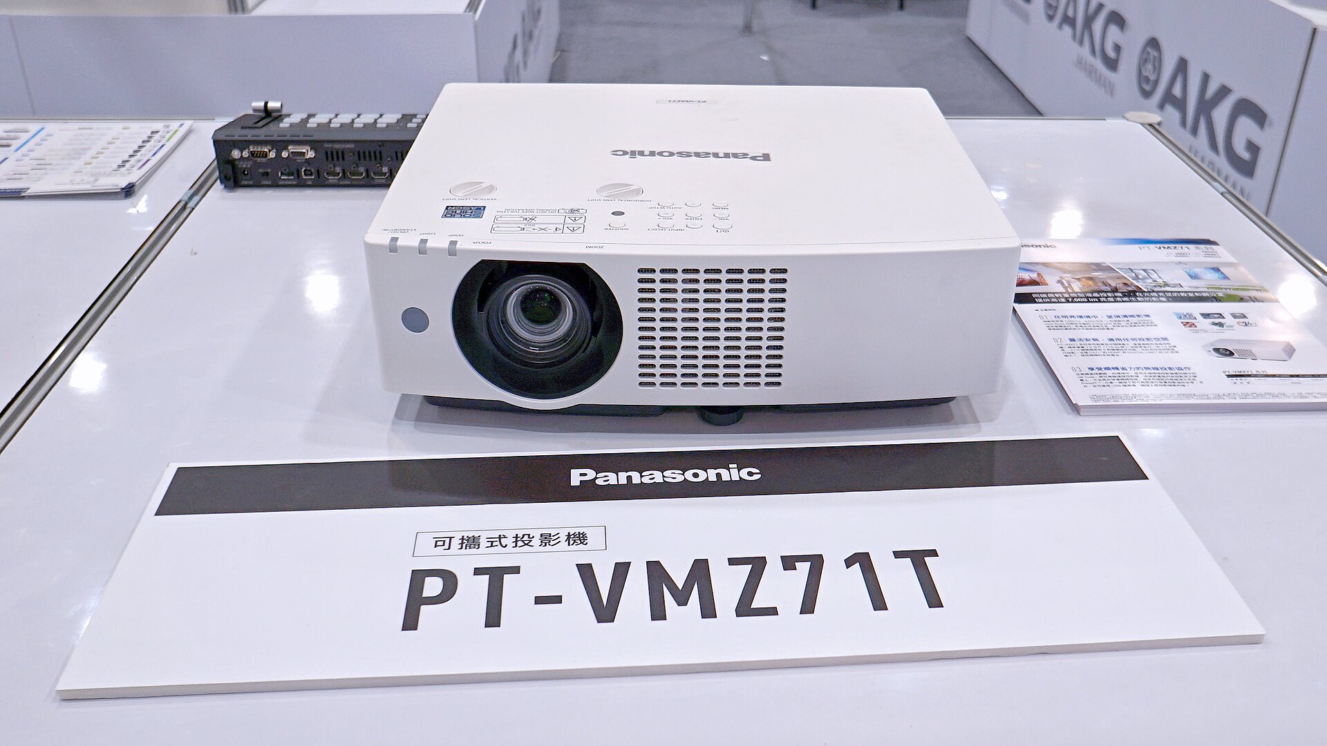 ​2023台北樂器大展，台灣松下銷售Panasonic可攜式投影機PT-VMZ71T靜置於桌面。