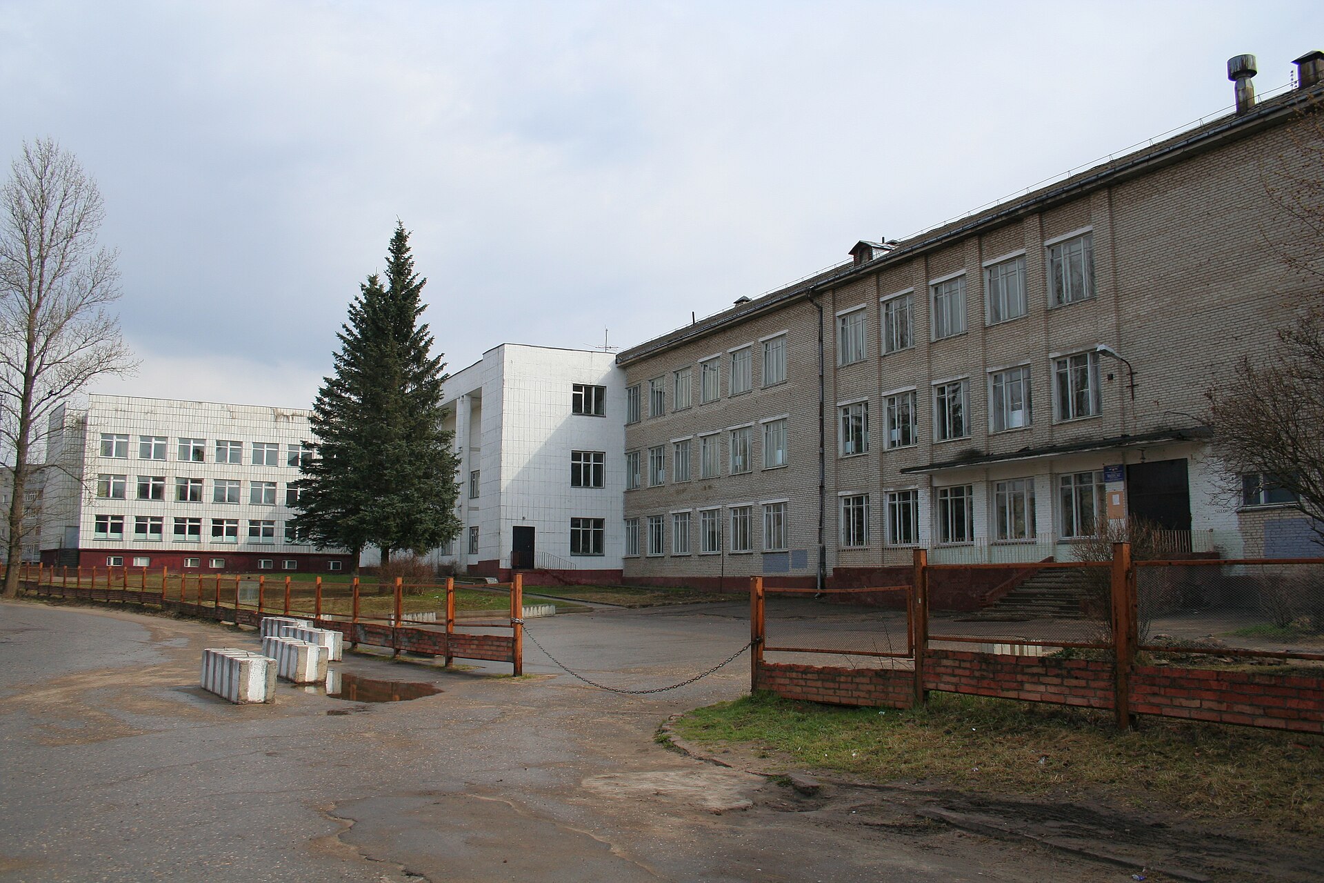 Eine Schule in Pereswet, Oblast Moskau, Russland.