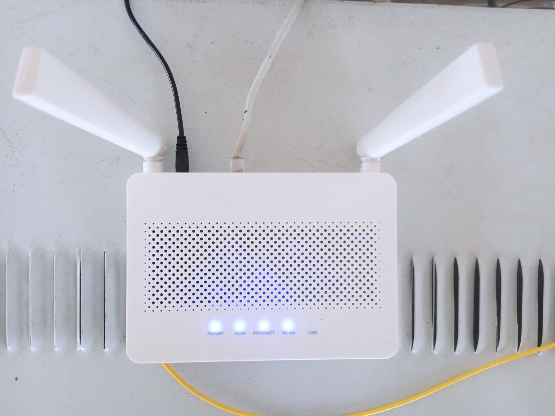 Wi-Fi router – bu Internet signalini simsiz (Wi-Fi) tarqatib, bir nechta qurilmalarni bir vaqtning o‘zida internetga ulash imkonini beruvchi qurilma. U asosan uy, ofis yoki boshqa joylarda ko‘p qurilmalar (smartfon, noutbuk, planshet, aqlli televizor va boshqalar) uchun simsiz internet ulanishini taʼminlaydi.