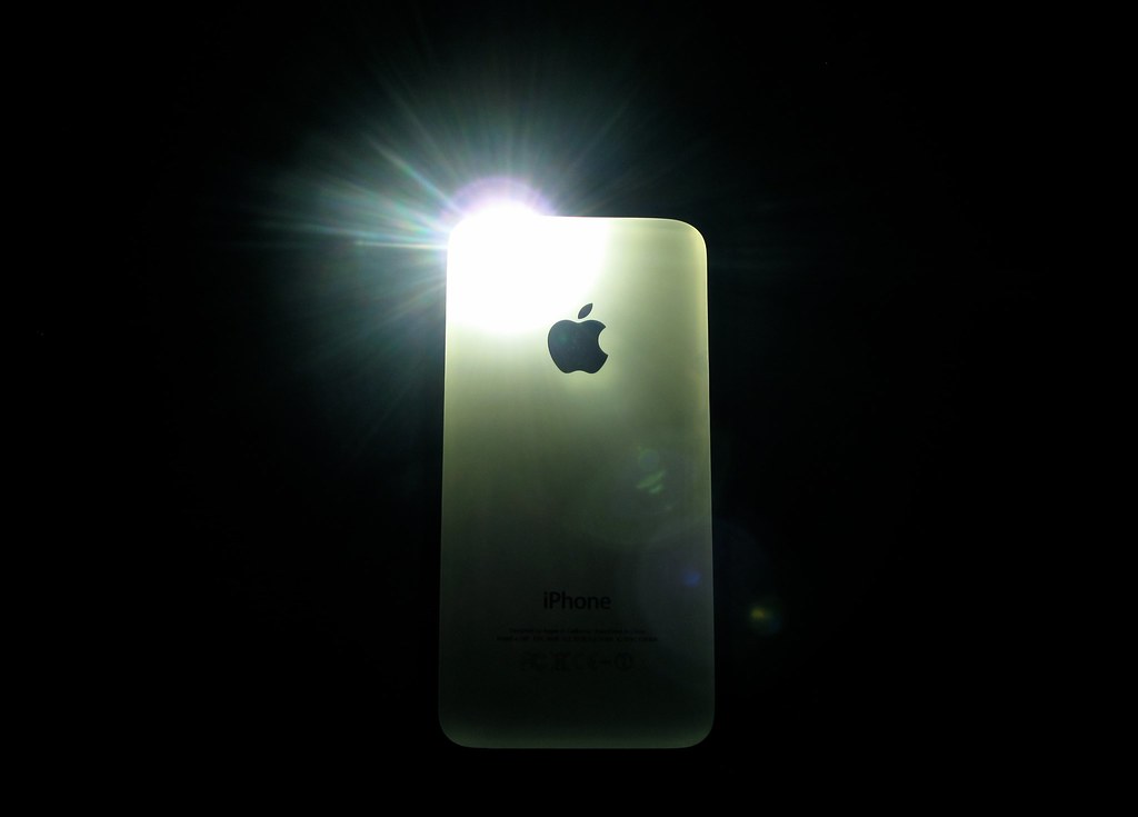 iPhone 4S - flash in the dark