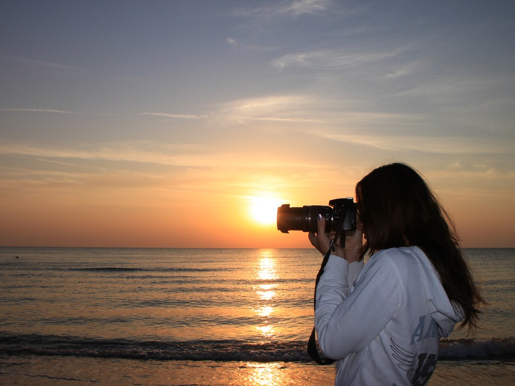 Woman-Photographer-Beach-Sunsrise__47583