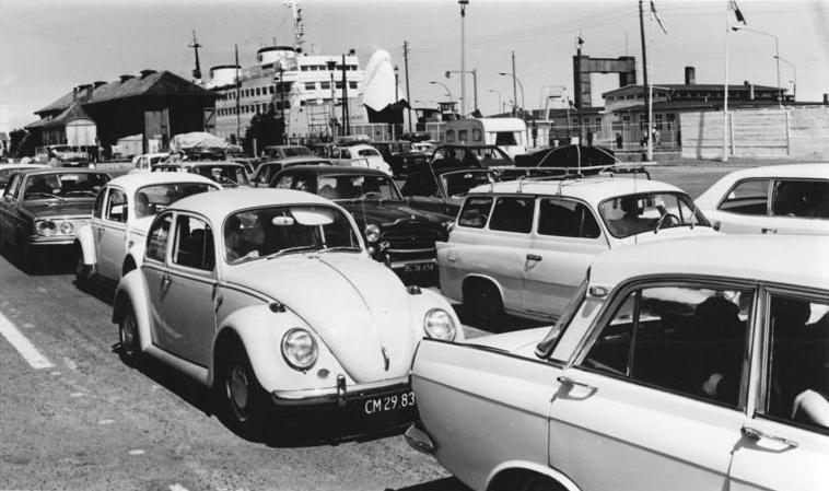 For documentary purposes the German Federal Archive often retained the original image captions, which may be erroneous, biased, obsolete or politically extreme. Warnemünde, Stau Zentralbild Sindermann 11.7.70 Rostock: Ostseewoche 1970-Hochbetrieb herrscht im Warnemünder Fährhafen, Zwischenstation für zahlreiche Gäste der Ostseewoche und viele Touristen aus den skandinavischen Ländern.
