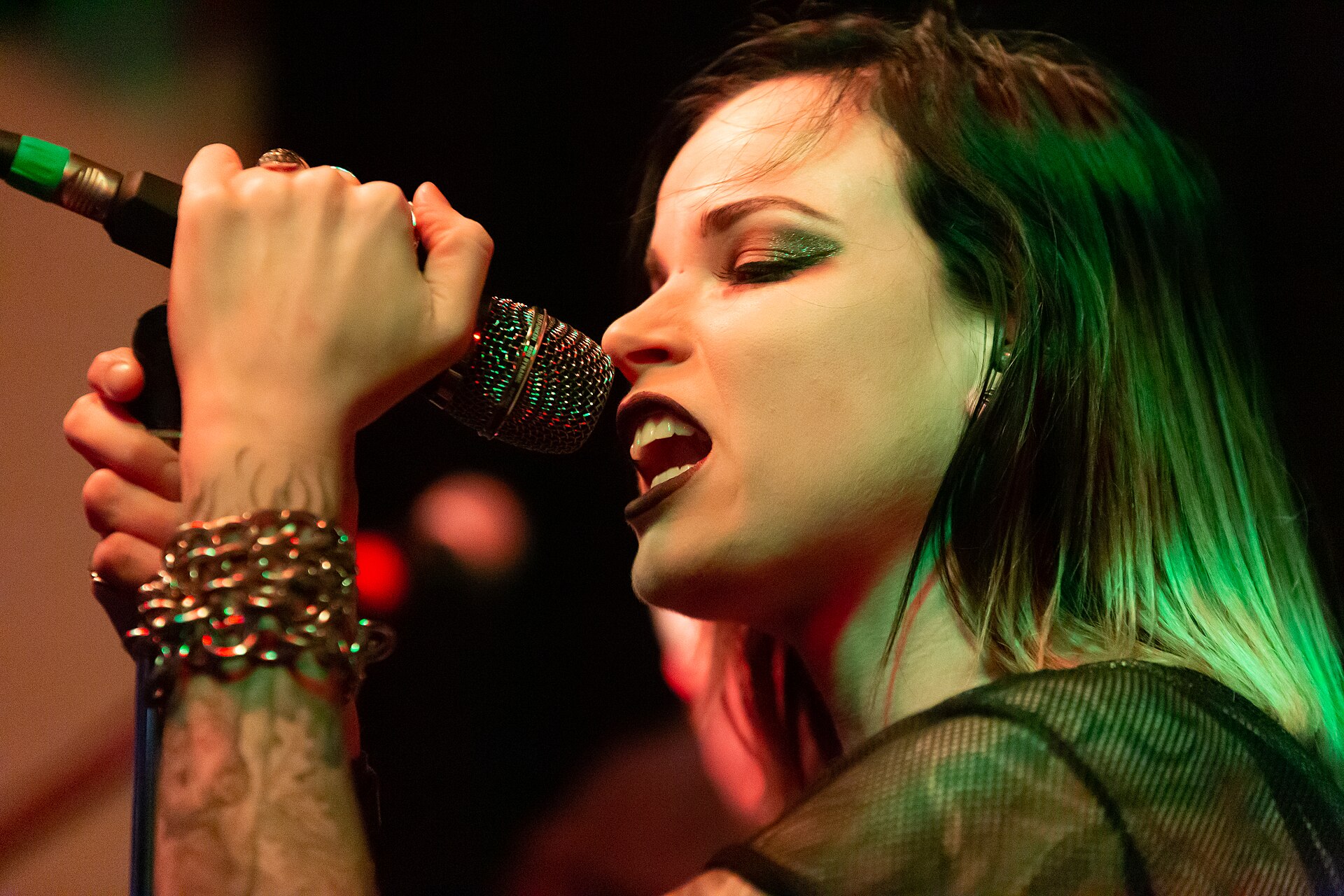 Singer "Shakey Sue" at a concert by the band "The Hellfreaks" in Erfurt