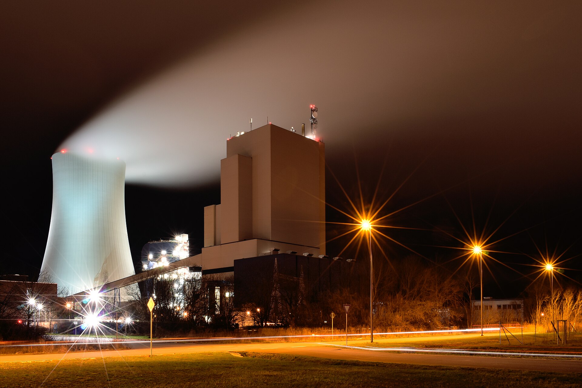 Night view of the power station in Rostock, Germany in the area of the international seaport: Aperture f/22, Exposure time 208 seconds